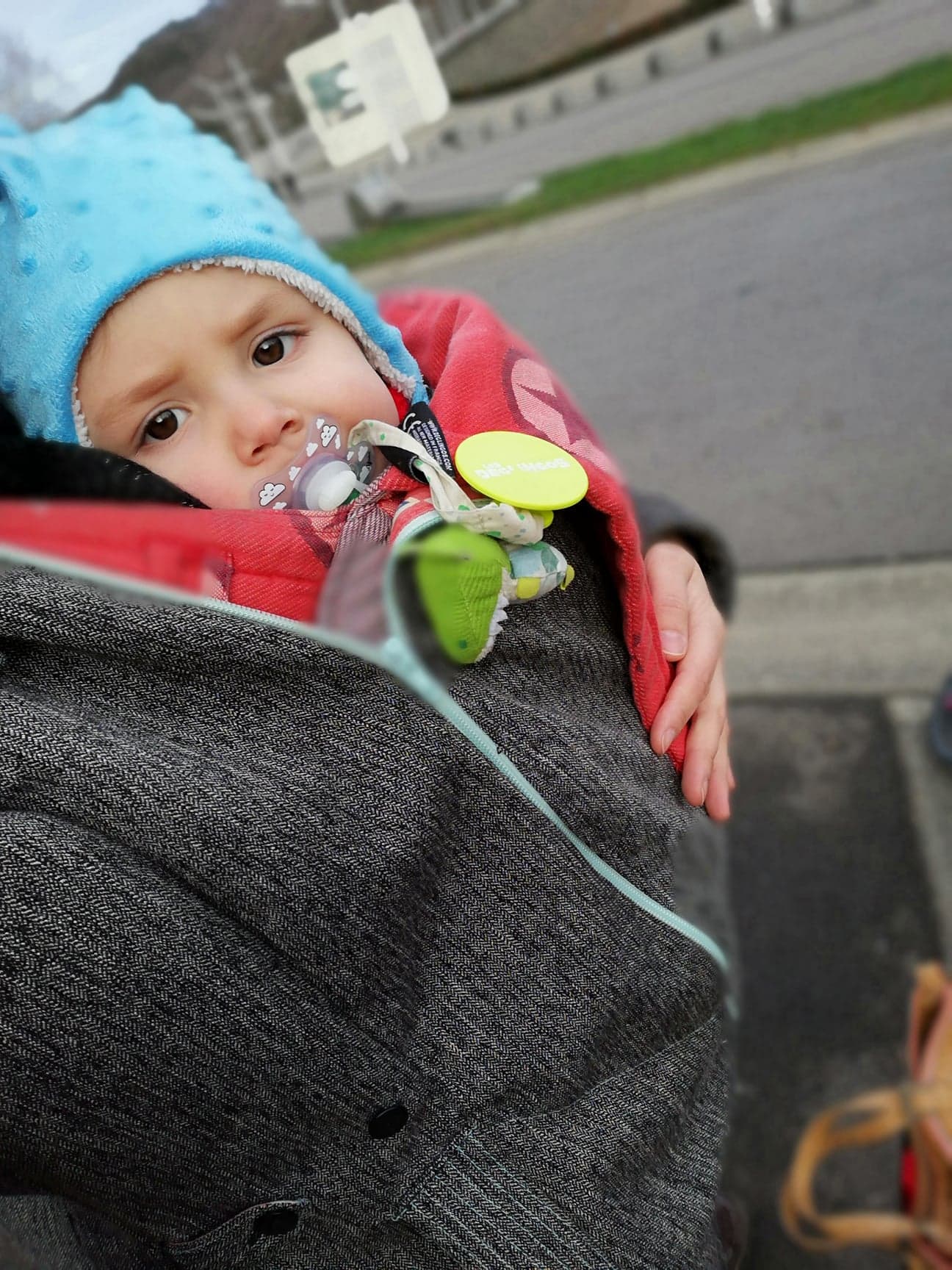 Couvrir son enfant en porte-bébé 